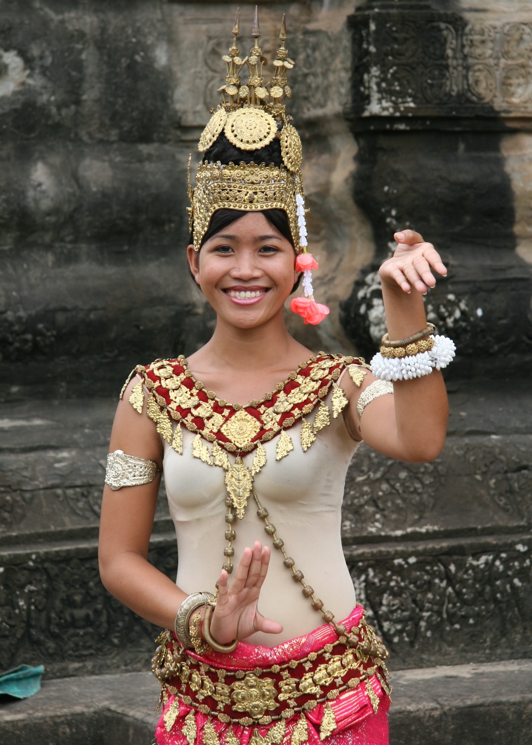 cambodian-girl-with-cultural-costume